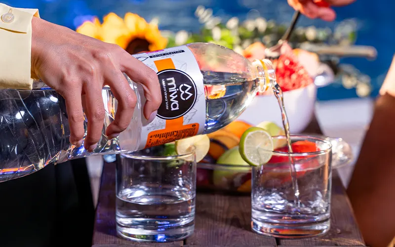 نوشیدن آب با وعدههای غذایی؛ عادت درست یا اشتباه؟ بررسی کامل