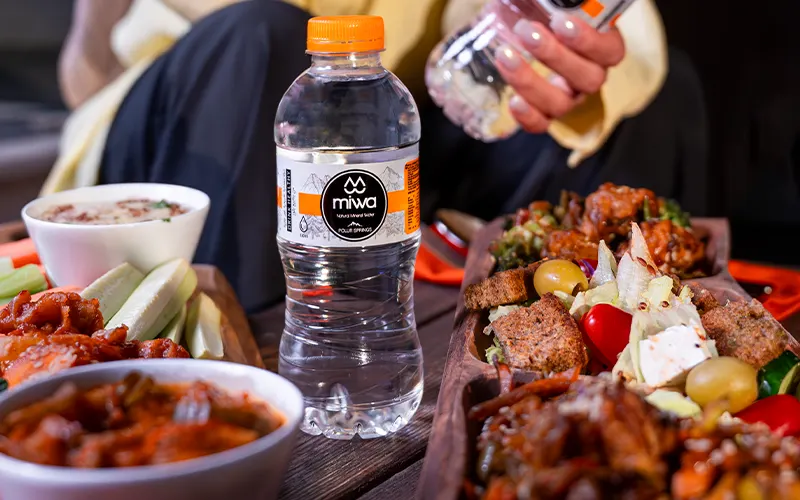 همراه غذا آب بخوریم یا نه؟